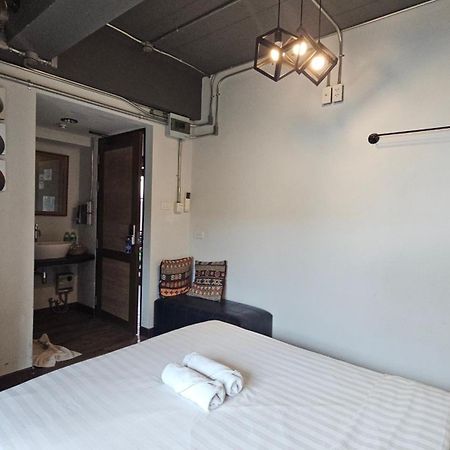 33 Poshtel (Adults Only) Hotel Chiang Mai Exterior foto